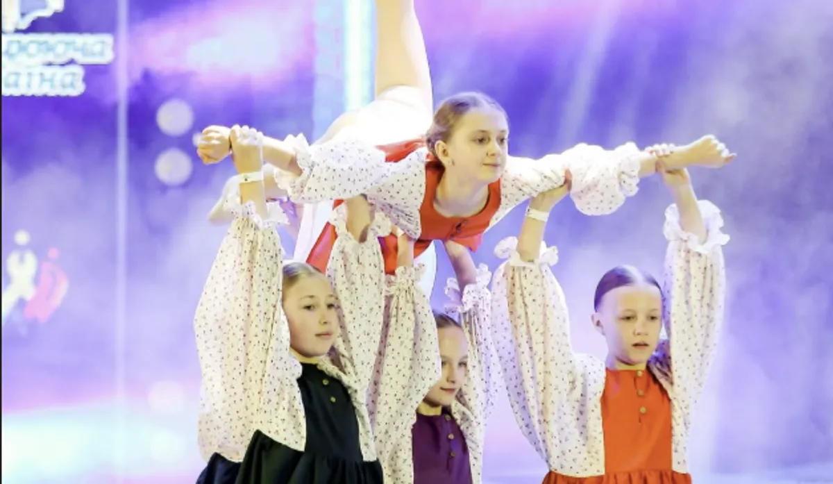 Сучасна хореографія — танцюристи студії Liberta Dance на сцені