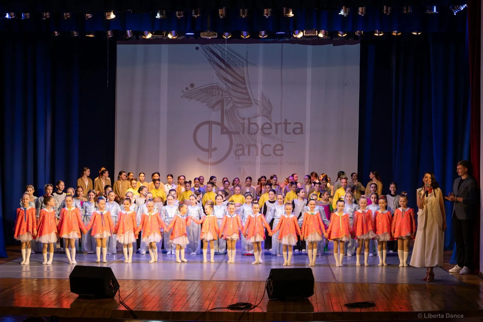 Колектив студії Liberta Dance на сцені під час звітного концерту